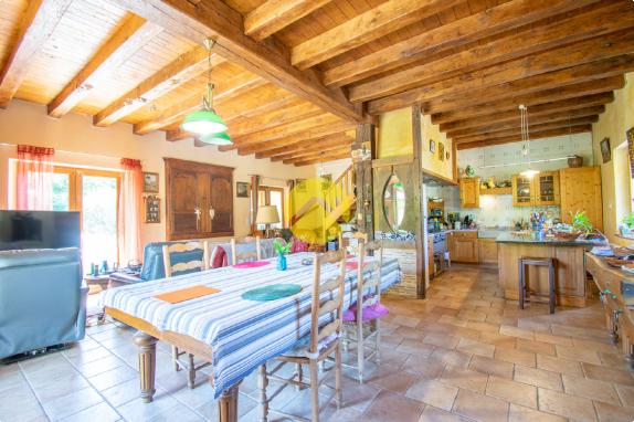 Maison rénovée avec hangar