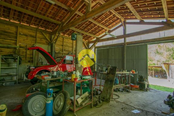 Maison rénovée avec hangar