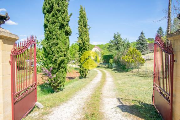 Maison rénovée avec hangar