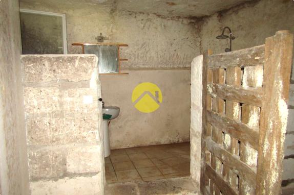 Maison + dépendance troglodyte