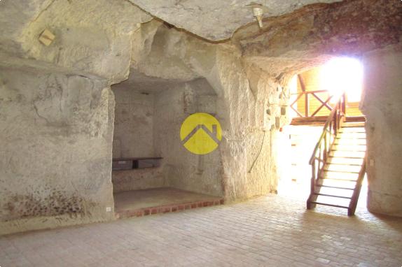 Maison + dépendance troglodyte