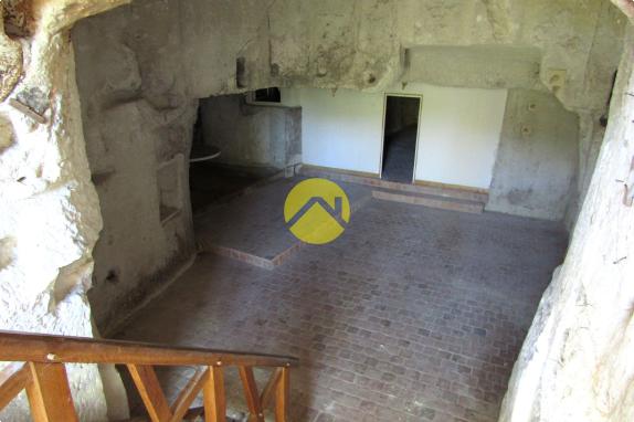 Maison + dépendance troglodyte