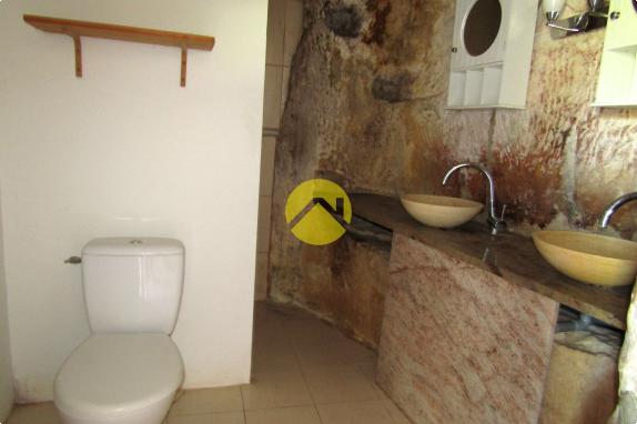 Maison + dépendance troglodyte
