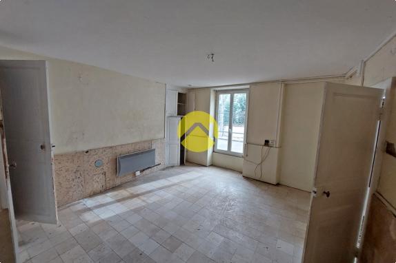 MAISON AVEC DÉPENDANCE ET TERRAINS