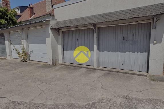 LOT DE 12 GARAGES 
