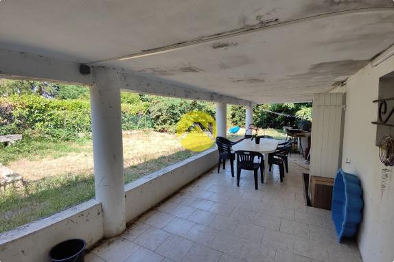 PAVILLON SUR SOUS-SOL T7 150 m² 