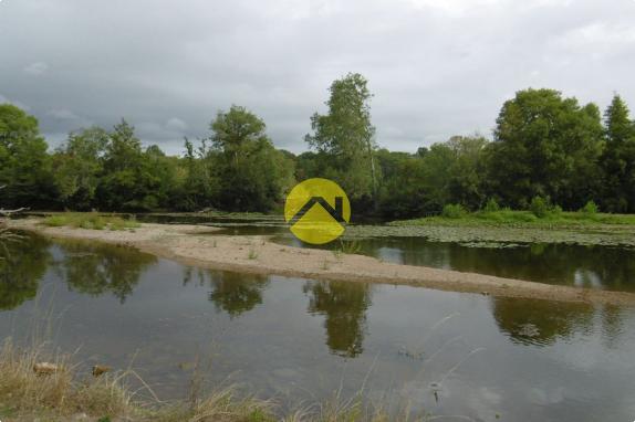 Vue sur la rivière.