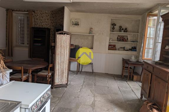 UN AUTHENTIQUE ENSEMBLE EN PIERRE A
