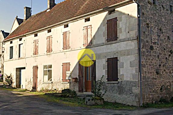 UN AUTHENTIQUE ENSEMBLE EN PIERRE A