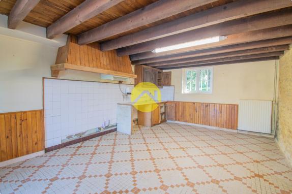 Maison en pierre au bord de Forêt