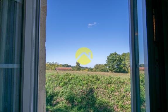 Maison en pierre au bord de Forêt