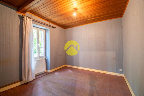 Maison en pierre au bord de Forêt