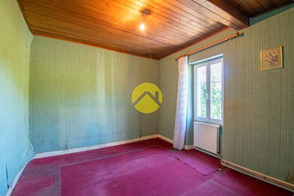 Maison en pierre au bord de Forêt