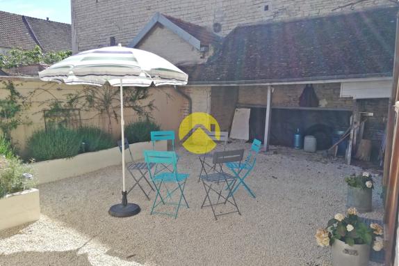 MAISON AVEC COUR + TERRAIN-JARDIN