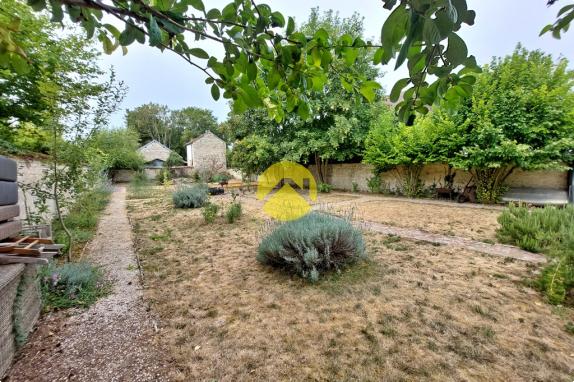 MAISON AVEC COUR + TERRAIN-JARDIN