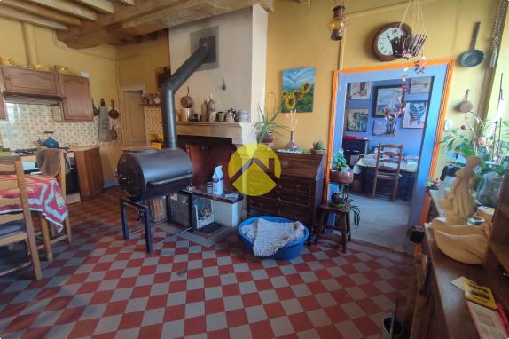 BELLE LONGERE ET DEPENDANCES