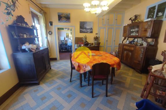 BELLE LONGERE ET DEPENDANCES