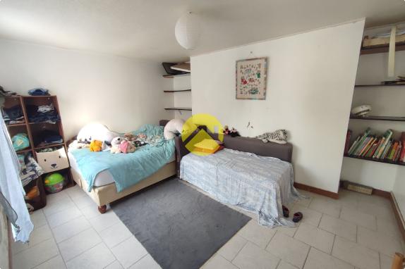 DE PLAIN-PIED DANS HAMEAU PAISIBLE
