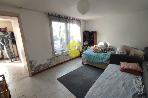 DE PLAIN-PIED DANS HAMEAU PAISIBLE