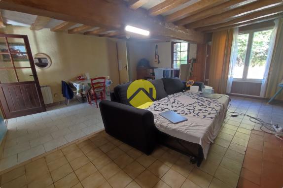 DE PLAIN-PIED DANS HAMEAU PAISIBLE