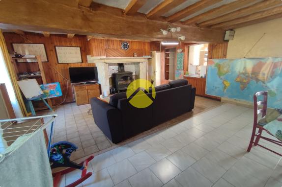 DE PLAIN-PIED DANS HAMEAU PAISIBLE