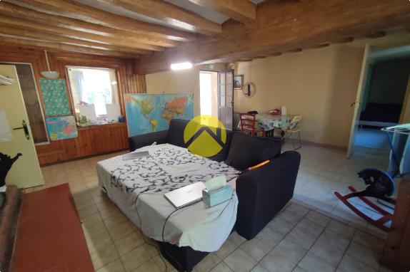 DE PLAIN-PIED DANS HAMEAU PAISIBLE