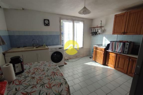 DE PLAIN-PIED DANS HAMEAU PAISIBLE