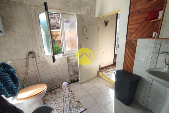 DE PLAIN-PIED DANS HAMEAU PAISIBLE