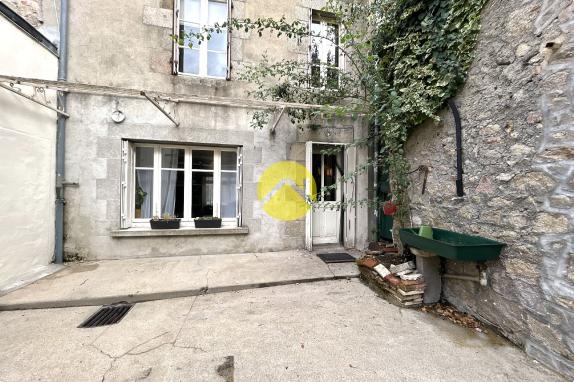 MAISON DE BOURG SPACIEUSE