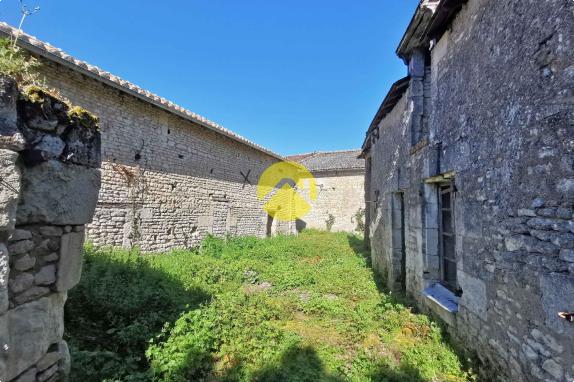 ENSEMBLE EN PIERRE A RENOVER