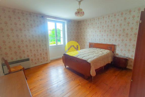 GRAND JARDIN ET CHAMBRE AU RDC