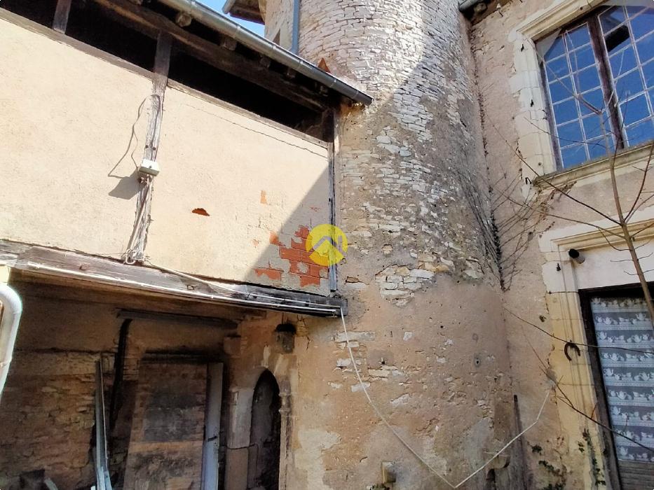 magasin avec  tour en  pierres