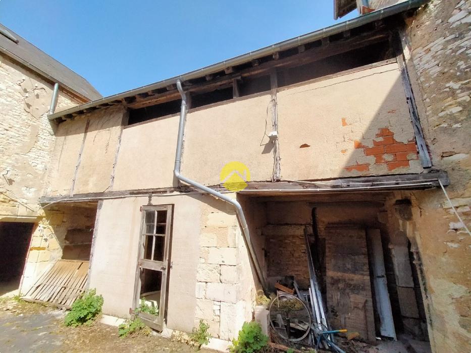 magasin avec  tour en  pierres