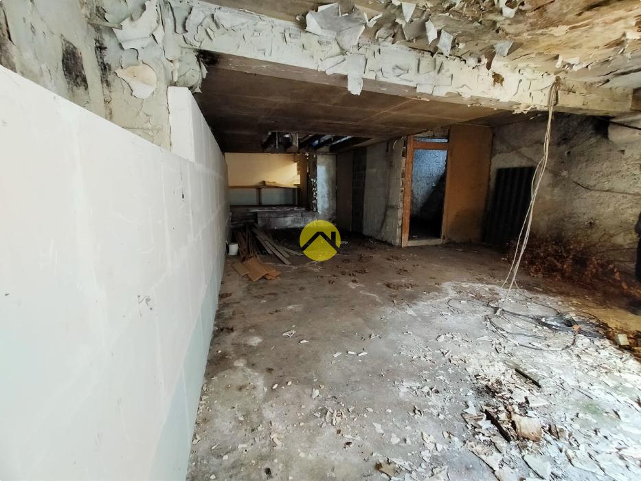 magasin avec  tour en  pierres