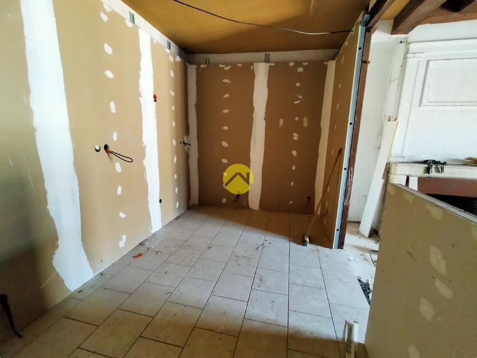 magasin avec  tour en  pierres