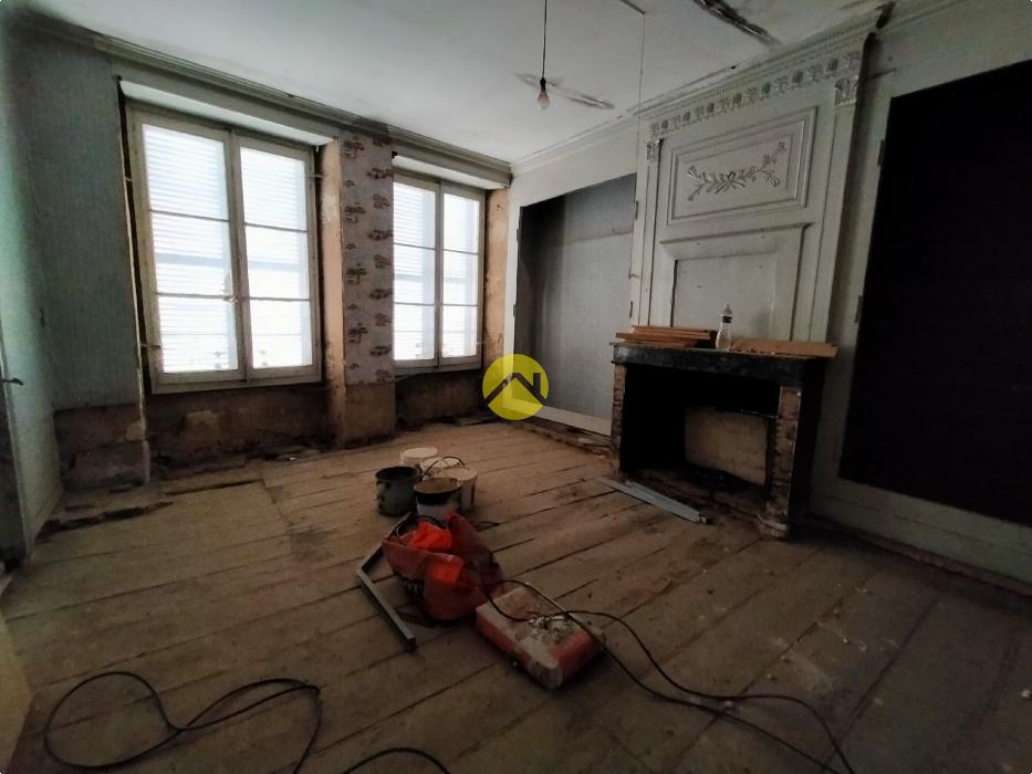 magasin avec  tour en  pierres