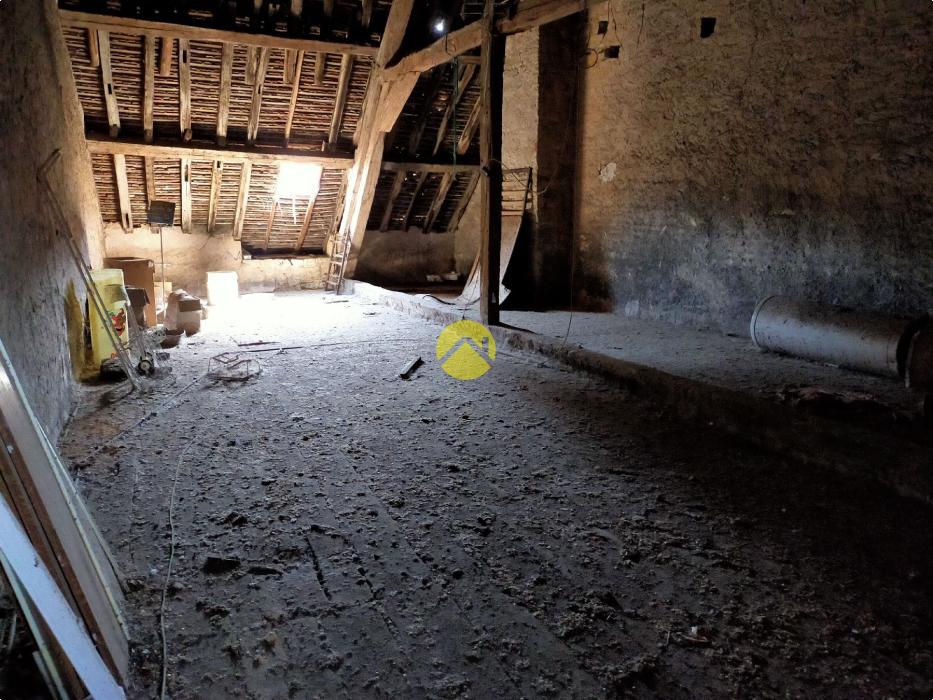 magasin avec  tour en  pierres
