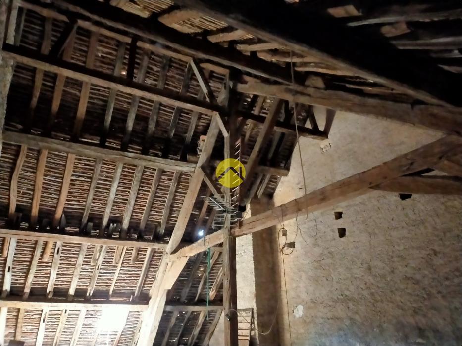 magasin avec  tour en  pierres