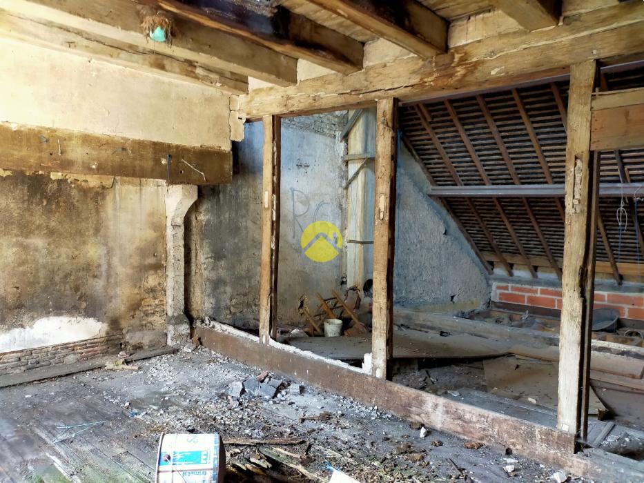 magasin avec  tour en  pierres