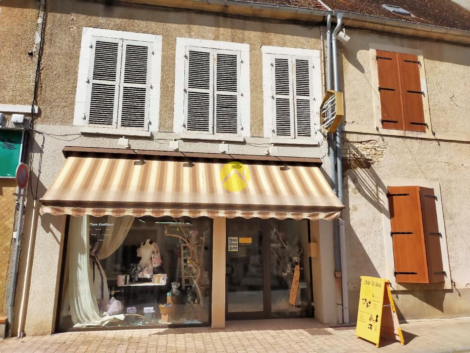magasin avec  tour en  pierres