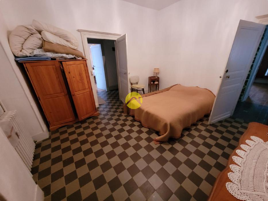 Charme et authenticité : Maison de pierre à rénover