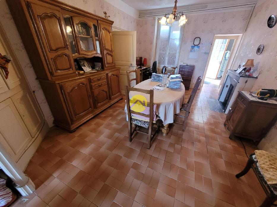 Charme et authenticité : Maison de pierre à rénover