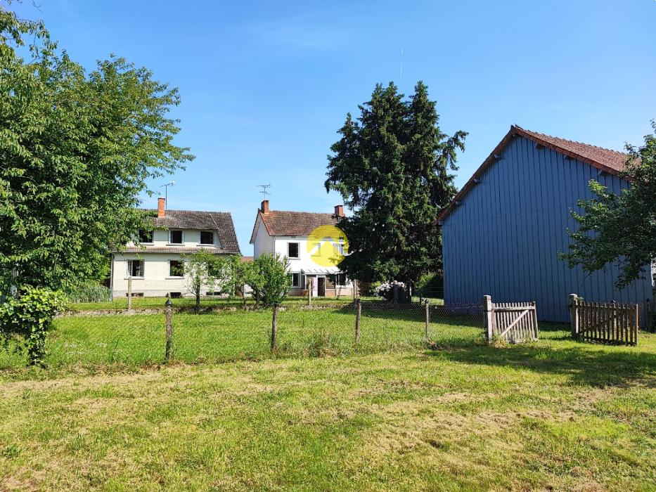 Lot de deux maisons de bourg .