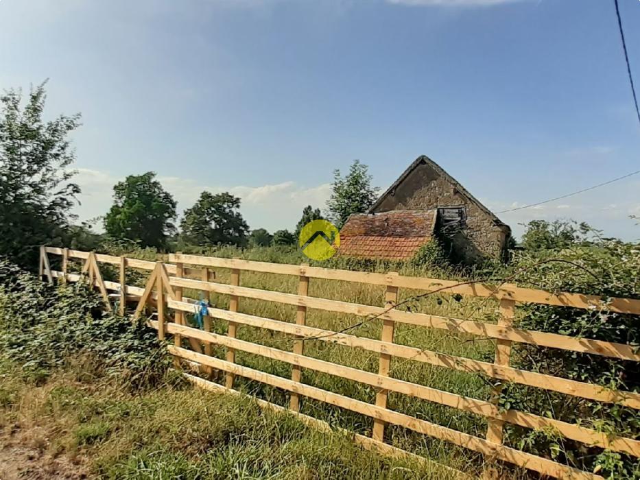 Terrain avec ancienne bâtisse