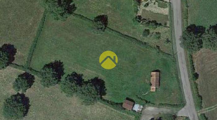 Terrain avec ancienne bâtisse
