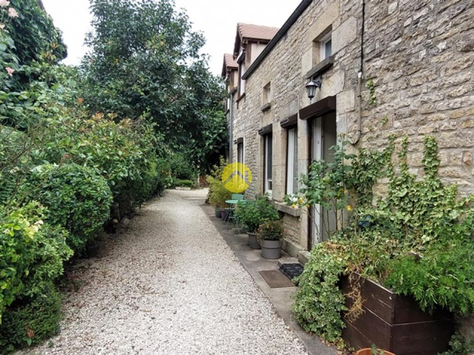 MAISON AVEC DÉPENDANCES
