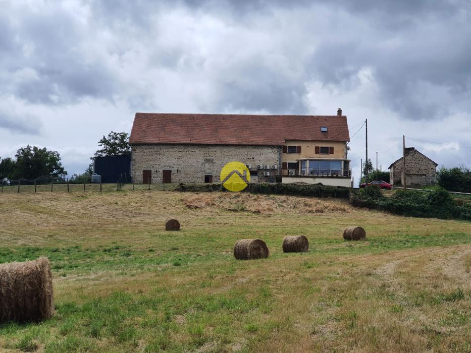 MAISON avec 12000m²   