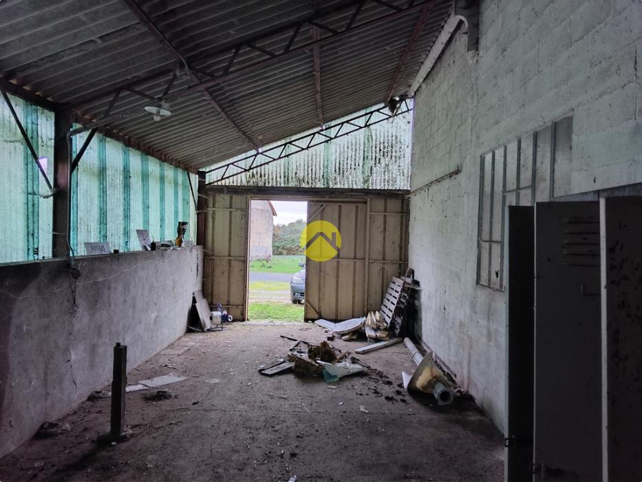 Bâtiments 1360m2  à côté de D1