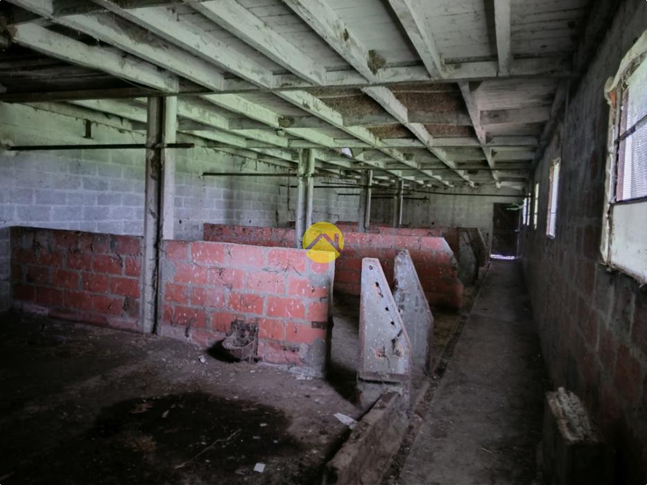 Bâtiments 1360m2  à côté de D1