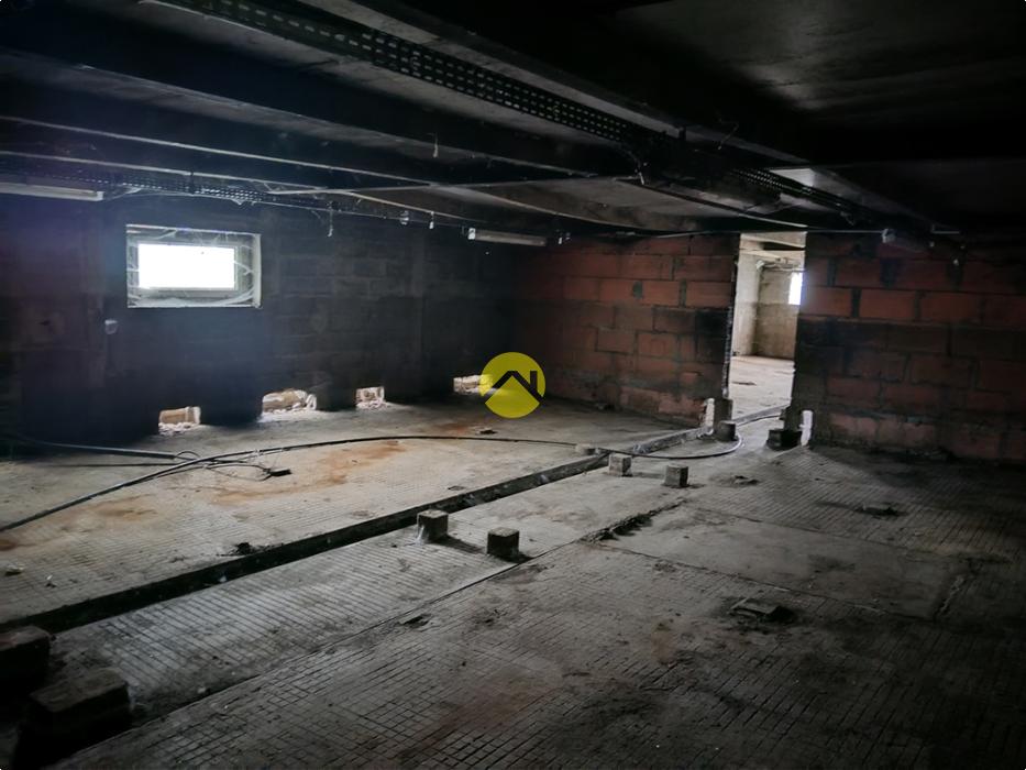 Bâtiments 1360m2  à côté de D1